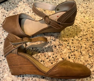 COCLICO WEDGE HEEL ANKLE STRAP  SHOES SIZE 38/7.5 BEIGE BROWN PEEP TOE LEATHER - Picture 1 of 9