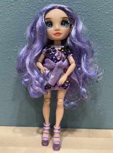 Rainbow High Muñeca Violeta Sauce Brillo y Brillo Lentejuelas Vestido Chaqueta Zapatos - Imagen 1 de 7