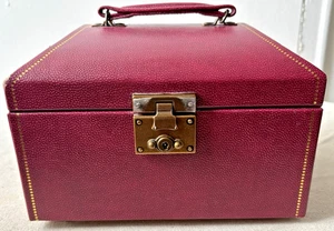 Joyero Wolf Designs 4 Pottery Barn cuero sintético rojo frambuesa con acento dorado - Imagen 1 de 12