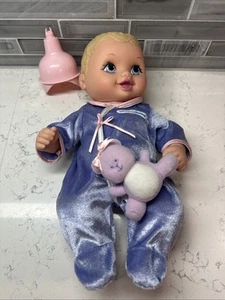 2005 Lauer Toys Water Baby Doll w/Toy Blonde Hair Purple Eyes Original Outfit - Afbeelding 1 van 13