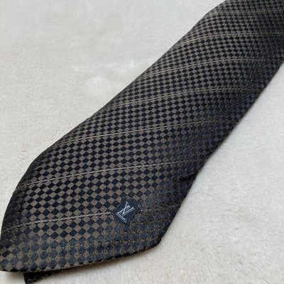 Corbata Louis Vuitton patrón diamante seda/poliéster negra y dorada limpia usada Foto 1 de 4