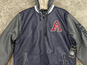 NUEVO CON ETIQUETAS Chaqueta Aeropostale Letterman Para Hombre Mediana Azul Gris Imitación Cuero Sudadera con Capucha - Imagen 1 de 12