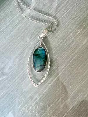 Stupefacente Pietra Labradorite 925 Argento Sterling Fatto a Mano Ciondolo S-41 - Immagine 1 di 4