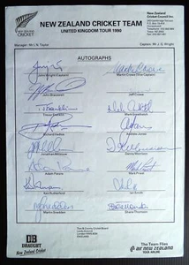 HOJA OFICIAL DEL EQUIPO AUTÓGRAFO DE CRICKET 1990 DE NUEVA ZELANDA A INGLATERRA - Imagen 1 de 2