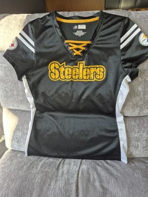 Logotipo feminino Pittsburgh Steelers NFL amarrado decote V enfeitado preto e dourado tamanho M - Imagem 1 de 4