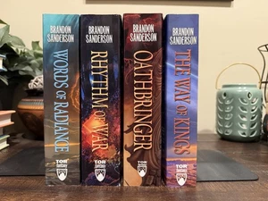 Brandon Sanderson Stormlight Archives Lote 1-4 libros de bolsillo de gran tamaño como nuevos - Imagen 1 de 11