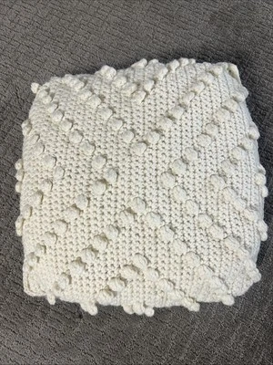 Travesseiro vintage feito à mão de crochê creme textura marrom boêmio 13x14 - Imagem 1 de 4