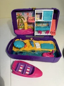 Polly Pocket Hidden Places Beach Vibes Rucksack FRY40 mit 2 Figuren & Boot - Bild 1 von 5