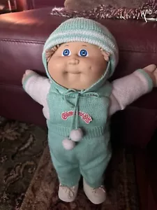 Vintage 1978 Kohlaufnäher Kind Strick Outfit Junge Puppe blondes Haar blaue Augen - Bild 1 von 11