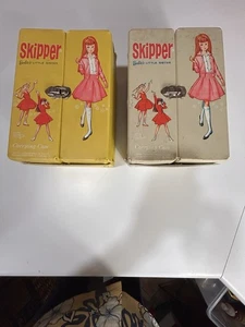 Barbie SKIPPER coppia di custodie Barbie’s Little Sister vestiti vintage incl. - Foto 1 di 11
