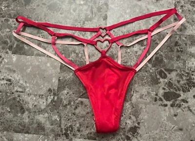 NUEVO CON ETIQUETAS BRAGAS TANGA VICTORIA'S SECRET ROSA ROJO SATINADO LISO TIRAS CORAZÓN HERRAJES Foto 1 de 4