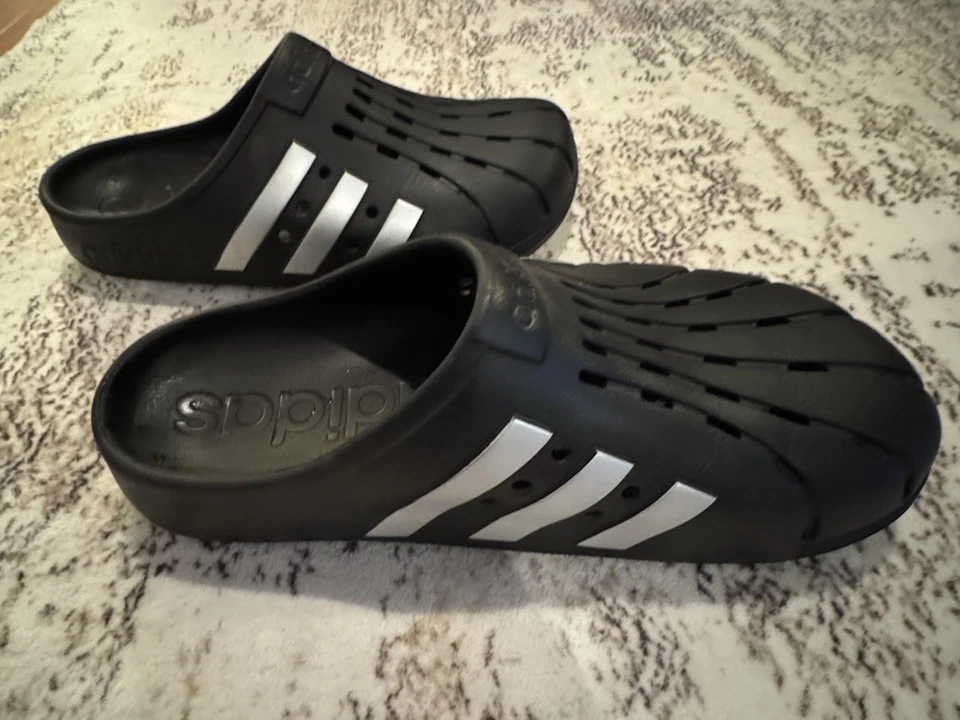 Nuevos Zuecos Adidas Adilette - Sandalias Unisex Blancas y Negras Talla 8 HOMBRE, 9 MUJER Foto 1 de 4