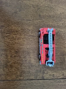 Matchbox 2001 Matchbox Bucket Fire Truck, Red w/Grey Ladder Fireman - Picture 1 of 6