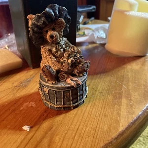 Boyd's Bears & Friends Style #2004 Victoria...The Lady, 1993, caja de baratijas  - Imagen 1 de 4