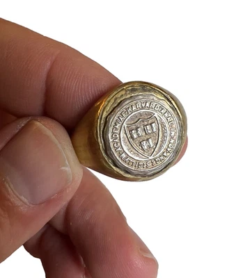 Anillo Vintage Universidad de Harvard Cresta de Plata Esterlina Logo Insignia Sello Sello 12.5 Foto 1 de 4