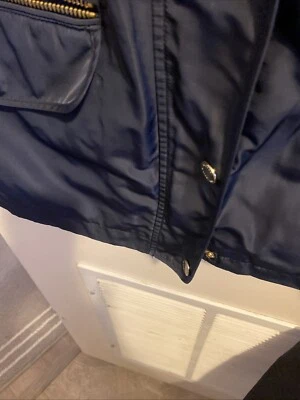 Chaqueta de lluvia MICHAEL KORS negra y dorada con capucha para mujer talla grande Foto 1 de 4