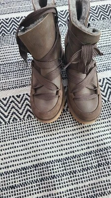 Botas con cordones de tacón de cuña UGG 9/40 Foto 1 de 4