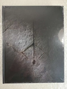 LIVRE (BOOK) - BLOODBORNE COMPLETE EDITION GUIDE (25TH ANNIVERSARY) - LIMITED ED - Imagen 1 de 4