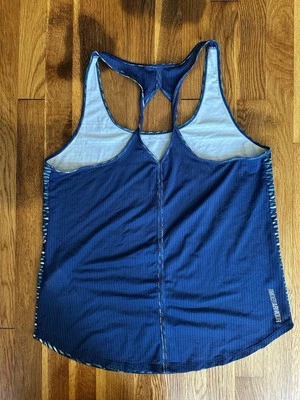 Camiseta sin mangas Under Armour para mujer talla grande azul con logotipo gris espalda cruzada Foto 1 de 4