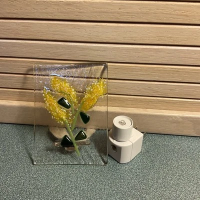 Flores amarillas claras nocturnas de vidrio fundido hechas a mano Foto 1 de 4