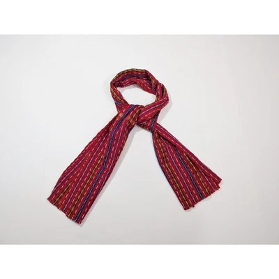 Bufanda rectangular tejida a rayas coloridas rojas Foto 1 de 4