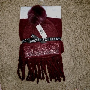 Madden NYC Burgunderrot Strass Bündchen Beanie mit Bommel & superweichem Schal 2-teiliges Geschenkset - Bild 1 von 5