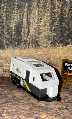 Спичечный коробок кемпинг путешествий трейлер новый свободного свежий из упаковки серый и белый 1:64 - Изображение 1 из 4