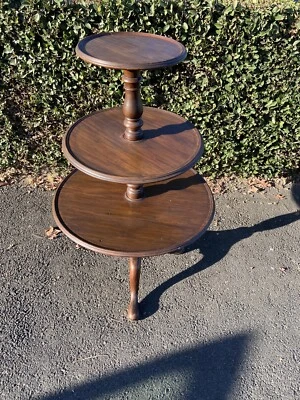 Caoba de tres niveles Philadelphia siglo XVIII 1780-1810 Foto 1 de 4