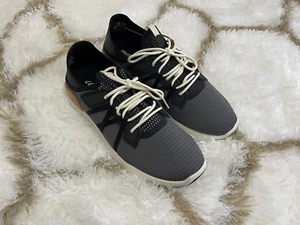 *Nuovo con etichette* Olukai Mio Li scarpe da ginnastica uomo taglia 11 colore rock leggere comode - Foto 1 di 16