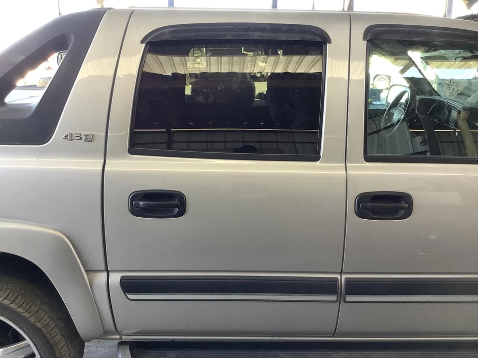 Conjunto de puerta trasera derecha usado lado trasero se adapta a: Chevrolet Avalanche 1500 clase 2005 Foto 1 de 4
