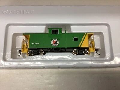 Walthers Mainline #910-8719 HO scale "NP” wide vision caboose Rd.#10423 - Image 1 of 2
