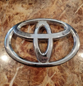 Emblema de parrilla delantera genuino Toyota RAV4 Avalon Highlander 90975-02100 OEM - Imagen 1 de 5
