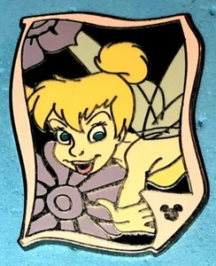 DISNEY WDW 2006 HIDDEN MICKEY COLLECTION TINKER BELL IN UNA SPILLA CORNICE ROSA - Foto 1 di 2