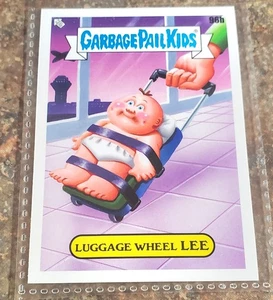 Luggage Wheel Lee #96b 2021 Topps Garbage Pail Kids Go on Vacation Series - Bild 1 von 6