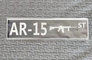 Pistola fucile AR-15 St. metallo 16""x4"" Insegna da parete - Foto 1 di 4