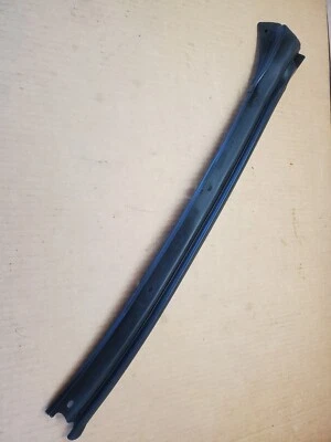 99-07 Chevy Silverado/GMC Yukon LH WINDSHIELD REVEAL MOULDING 15183420 GENUINE - Image 1 of 4