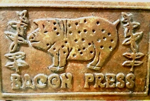 PIG BACON PRESS 6-3/4x4x3.5" Cast Iron w/"C" on back Wood Handle  Vintage look - Picture 1 of 9