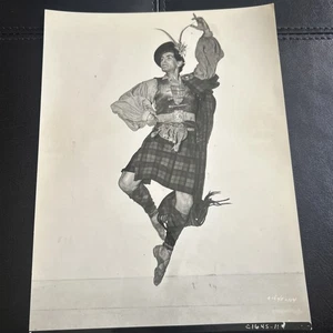 Foto de prensa de colección de 8x10 de Hugh Laing todavía Brigadoon 1954 s747 - Imagen 1 de 5