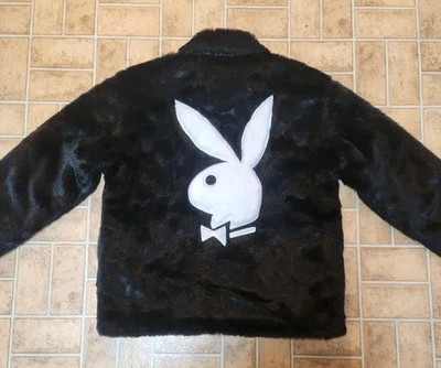 Chaqueta PacSun Playboy negra de piel sintética con logotipo de conejito, talla mediana Foto 1 de 4