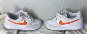 Größe 9,5 - Nike Air Force 1 '07 SE First Use W, White/Orange/Summit White/Sail - Bild 1 von 7