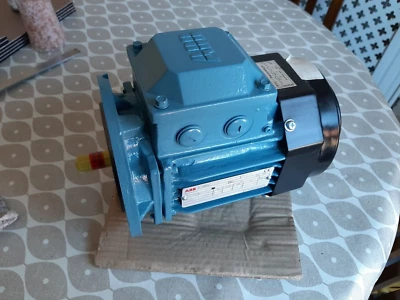 abb 3 phase induction motor 0.37 kw  14mm shaft - Image 1 of 4