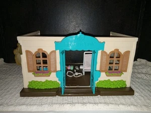 Battat Lil Woodzeez Health Clinic Calico Critters With Accessories - Picture 1 of 6