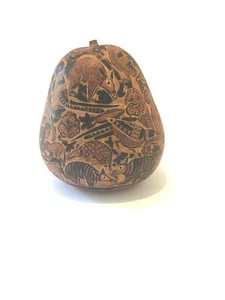 Escena de mono cocodrilo calabaza tallada a mano firmada por Julio Seguil Ríos - Imagen 1 de 9