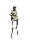  Bronze Statue, Frau am Bar Hocker Stuhl - Signiert Pierre Collinet