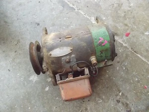Universal Tractor Oliver 77 WORKING generator 6V & drive belt pulley - Picture 1 of 10