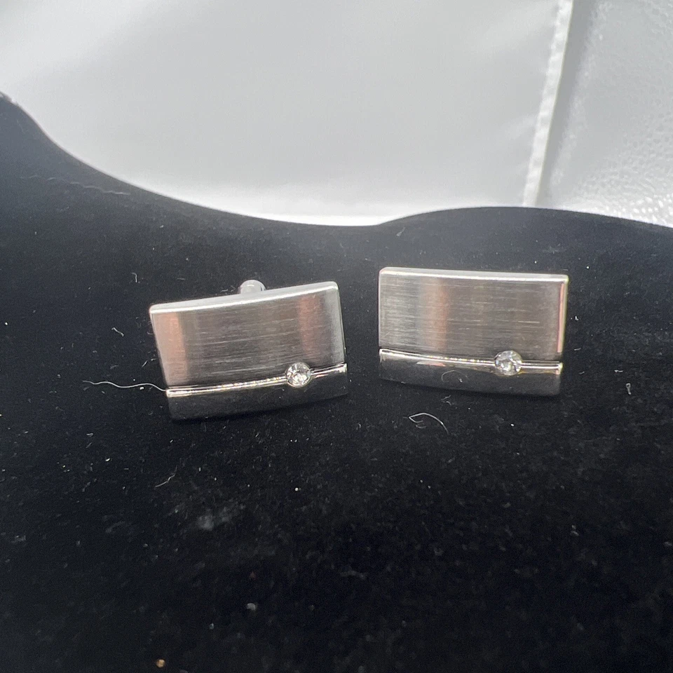 Chisel Stainless Steel Polished and Brushed CZ Cufflinks. Foto 1 de 3