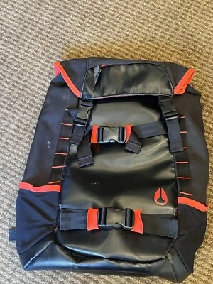 🖤MOCHILA NIXON LANDLOCK. Naranja negro y rojo. Acolchado. Alta capacidad. Usado en excelente estado!🖤 Foto 1 de 4