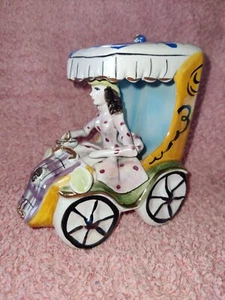 Coche de cerámica vintage con figura de dama hecho en Italia - Imagen 1 de 8