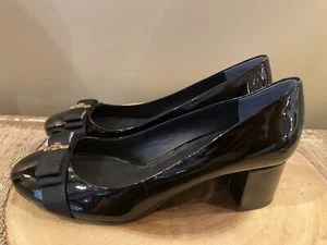 Tory Burch Size 10.5 Trudy Black Patent Block Heel Gold Logo Bow Pump New 298$ - Picture 1 of 11