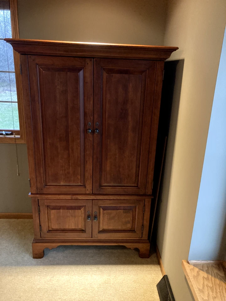 Armario de TV de madera maciza Bob Timberlake de Lexington Foto 1 de 3